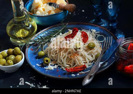 Spaghetti mit Parmesan und sonnengetrockneten Tomaten Stockfoto