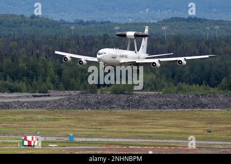 Ein Airborne Warn- und Kontrollsystem der US Air Force E-3, das der 962. Airborne Air Control Squadron zugewiesen wurde, nähert sich während des Arctic Thunder Open House (ATOH) auf der Joint Base Elmendorf-Richardson, Alaska, 31. Juli 2022 der Joint Base Elmendorf-Richardson, Alaska. ATHOH ist eine alle zwei Jahre stattfindende Veranstaltung von JBER und ist eine der größten im Bundesstaat und eine der weltweit führenden Luftdemonstrationen. Die Veranstaltung umfasst mehrere Darsteller, darunter das JBER Joint Forces Demonstration Team, das F-22 Raptor Demonstration Team der US-Luftwaffe, das Pacific Air Forces C-17 Demonstration Team und die USA Stockfoto