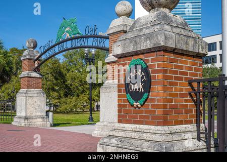 Eingangstor zu Treaty Oak im Jessie Ball DuPont Park im Zentrum von Jacksonville, Florida. (USA) Stockfoto