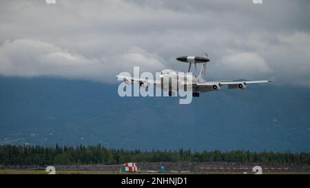 Während der Open House in Arctic Thunder auf der Joint Base Elmendorf-Richardson, Alaska, erreicht ein Airborne Warn- und Kontrollsystem der US Air Force E-3, das dem Luftkontrollgeschwader 962. zugewiesen wurde, die gemeinsame Basis Elmendorf-Richardson, Alaska, am 31. Juli 2022. ATHOH ist eine alle zwei Jahre stattfindende Veranstaltung von JBER und ist eine der größten im Bundesstaat und eine der weltweit führenden Luftdemonstrationen. Die Veranstaltung umfasst mehrere Darsteller, darunter das JBER Joint Forces Demonstration Team, das F-22 Raptor Demonstration Team der US Air Force, das C-17 Demonstration Team der Pacific Air Forces und die US Air F Stockfoto