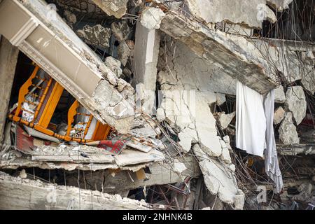 Hatay, Truthahn. 13. Februar 2023. Ein zerstörtes Gebäude nach dem Erdbeben. Die Stadt Hatay ist das am stärksten beschädigte Gebiet aufgrund des schrecklichen Erdbebens im Süden der Türkei. Ein Erdbeben der Stärke 7,7 erschütterte die Türkei und Syrien am 6. Februar und tötete derzeit in beiden Ländern fast 47.000 Menschen. (Foto: Mehmet Malkoc/SOPA Images/Sipa USA) Kredit: SIPA USA/Alamy Live News Stockfoto