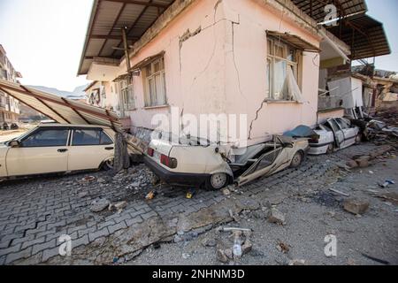 Hatay, Truthahn. 11. Februar 2023. Zerstörte Wohngebäude und Autos auf der Straße. Die Stadt Hatay ist das am stärksten beschädigte Gebiet aufgrund des schrecklichen Erdbebens im Süden der Türkei. Ein Erdbeben der Stärke 7,7 erschütterte die Türkei und Syrien am 6. Februar und tötete derzeit in beiden Ländern fast 47.000 Menschen. (Foto: Mehmet Malkoc/SOPA Images/Sipa USA) Kredit: SIPA USA/Alamy Live News Stockfoto