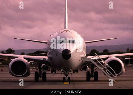 HONOLULU (31. Juli 2022) Eine Royal Australian Air Force P-8A Poseidon bereitet sich während des Rim of the Pacific (RIMPAC) 2022 auf den Start am Daniel K. Inouye International Airport in Hawaii vor. Von Juni 29 bis August 4 nehmen an der RIMPAC 25.000 Nationen, 38 Schiffe, drei U-Boote, mehr als 170 Flugzeuge und Mitarbeiter auf und um die hawaiianischen Inseln und Südkalifornien Teil. RIMPAC ist die weltweit größte internationale Seefahrt-Übung und bietet eine einzigartige Ausbildungsmöglichkeit. Gleichzeitig werden kooperative Beziehungen zwischen den Teilnehmern gefördert und aufrechterhalten, die für die Sicherheit des Seeverkehrs von entscheidender Bedeutung sind Stockfoto