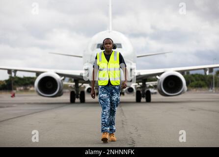 HONOLULU (31. Juli 2022) Royal Australian Air Force Leading Aircraftman Avionics Technician Alphonce Muia bereitet sich auf den Marschall einer Royal Australian Air Force P-8A Poseidon am Daniel K. Inouye International Airport in Hawaii während des Rim of the Pacific (RIMPAC) 2022 vor. Von Juni 29 bis August 4 nehmen an der RIMPAC 25.000 Nationen, 38 Schiffe, drei U-Boote, mehr als 170 Flugzeuge und Mitarbeiter auf und um die hawaiianischen Inseln und Südkalifornien Teil. RIMPAC ist die weltweit größte internationale Seefahrt-Übung und bietet eine einzigartige Ausbildungsmöglichkeit bei gleichzeitiger Förderung und Aufrechterhaltung von Coope Stockfoto