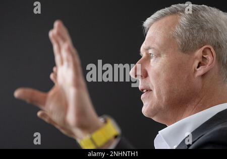 Winnenden, Deutschland. 20. Februar 2023. Hartmut Jenner, Vorstandsvorsitzender von Alfred Kärcher SE & Co KG, nimmt an einem Interview mit der Deutschen Presse-Agentur (dpa) Teil. Kredit: Marijan Murat/dpa/Alamy Live News Stockfoto