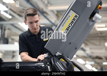 Winnenden, Deutschland. 20. Februar 2023. Mitarbeiter von Alfred Kärcher SE & Co KG baut einen vollständig autonomen Wäschetrockner Kira B 50 zusammen. Der schwäbische Hersteller von Reinigungs- und Gartengeräten Kärcher profitierte 2022 trotz Inflation und Ukraine-Krieg von einem Aufschwung bei den Geschäftskunden. (Dpa „Kärcher setzt auf Wachstumspfad fort“) Kredit: Marijan Murat/dpa/Alamy Live News Stockfoto