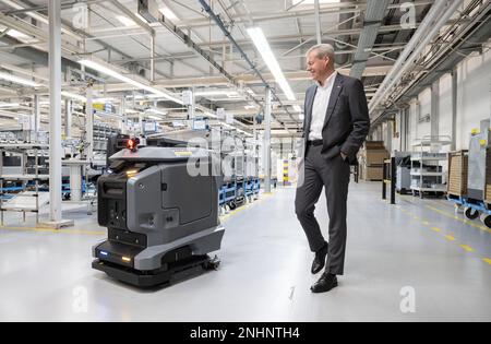 Winnenden, Deutschland. 20. Februar 2023. Hartmut Jenner, Vorstandsvorsitzender von Alfred Kärcher SE & Co KG, geht neben einem vollständig autonomen Wäschetrockner Kira B 50. Kredit: Marijan Murat/dpa/Alamy Live News Stockfoto