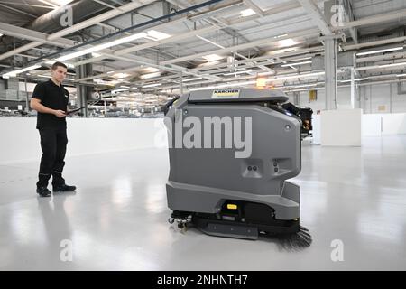 Winnenden, Deutschland. 20. Februar 2023. Mitarbeiter von Alfred Kärcher SE & Co KG prüft einen vollständig autonomen Wäschetrockner Kira B 50 auf einer Teststrecke. Kredit: Marijan Murat/dpa/Alamy Live News Stockfoto