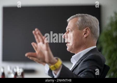 Winnenden, Deutschland. 20. Februar 2023. Hartmut Jenner, Vorstandsvorsitzender von Alfred Kärcher SE & Co KG, nimmt an einem Interview mit der Deutschen Presse-Agentur (dpa) Teil. Kredit: Marijan Murat/dpa/Alamy Live News Stockfoto