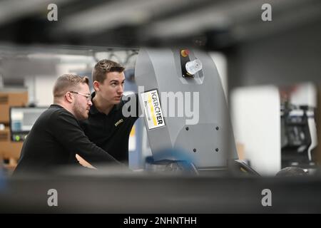 Winnenden, Deutschland. 20. Februar 2023. Mitarbeiter von Alfred Kärcher SE & Co KG Montage eines vollständig autonomen Wäschetrockners Kira B 50. Kredit: Marijan Murat/dpa/Alamy Live News Stockfoto