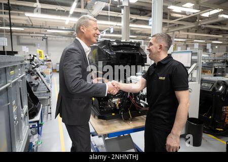 Winnenden, Deutschland. 20. Februar 2023. Hartmut Jenner, Vorstandsvorsitzender von Alfred Kärcher SE & Co KG, schüttelt einem Angestellten die Hand. Kredit: Marijan Murat/dpa/Alamy Live News Stockfoto