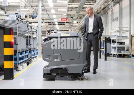 Winnenden, Deutschland. 20. Februar 2023. Mitarbeiter von Alfred Kärcher SE & Co KG prüft einen vollständig autonomen Wäschetrockner Kira B 50 auf einer Teststrecke. Kredit: Marijan Murat/dpa/Alamy Live News Stockfoto