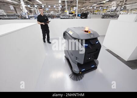 Winnenden, Deutschland. 20. Februar 2023. Mitarbeiter von Alfred Kärcher SE & Co KG prüft einen vollständig autonomen Wäschetrockner Kira B 50 auf einer Teststrecke. Kredit: Marijan Murat/dpa/Alamy Live News Stockfoto