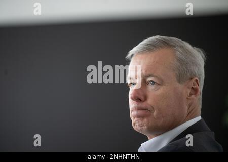 Winnenden, Deutschland. 20. Februar 2023. Hartmut Jenner, Vorstandsvorsitzender von Alfred Kärcher SE & Co KG, nimmt an einem Interview mit der Deutschen Presse-Agentur (dpa) Teil. Kredit: Marijan Murat/dpa/Alamy Live News Stockfoto