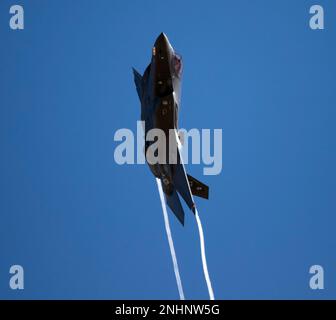 Ein F-35A Lightning II kommt am 1. August auf der Edwards Air Force Base in Kalifornien an. Das Flugzeug, die Air Force Seriennummer 338, ist das erste von sechs F-35s, die das 461. Flight Test Squadron und F-35 Lightning II Integrated Test Force in den nächsten Jahren erhalten werden. Die aufgerüstete Flotte wird zum Testen der Konfigurationen Technical Refresh 3 und Block 4 des neuesten Kämpfers der Luftwaffe verwendet, die taktische und operative Vorteile gegenüber Wettbewerbern der Konkurrenz schaffen werden. (Luftwaffe Foto von Chase Kohler) Stockfoto