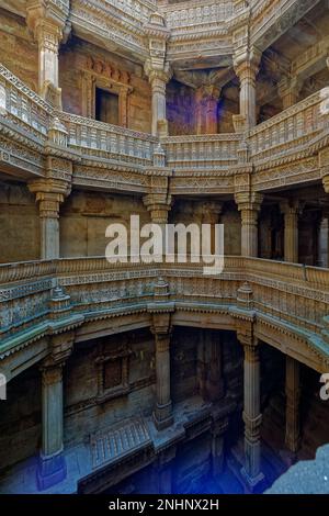 10 20 2007 Vintage Innenansicht von Adalaj Ni Vav a Stepwell oder Rudabai Stepwell. Ist aufwendig geschnitzt und ist fünf Stockwerke tief. Ahmedabad, Gujarat, Indi Stockfoto