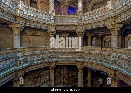 10 20 2007 Vintage Innenansicht von Adalaj Ni Vav a Stepwell oder Rudabai Stepwell. Ist aufwendig geschnitzt und ist fünf Stockwerke tief. Ahmedabad, Gujarat, Indi Stockfoto