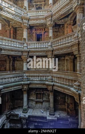 10 20 2007 Vintage Innenansicht von Adalaj Ni Vav a Stepwell oder Rudabai Stepwell. Ist aufwendig geschnitzt und ist fünf Stockwerke tief. Ahmedabad, Gujarat, Indi Stockfoto