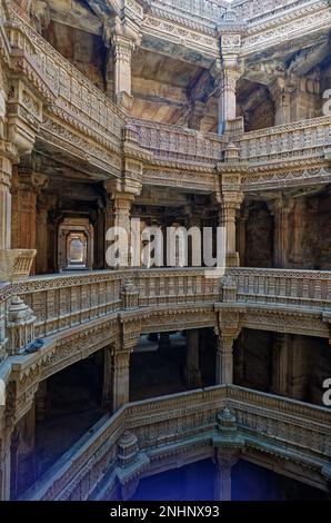 10 20 2007 Vintage Innenansicht von Adalaj Ni Vav a Stepwell oder Rudabai Stepwell. Ist aufwendig geschnitzt und ist fünf Stockwerke tief. Ahmedabad, Gujarat, Indi Stockfoto