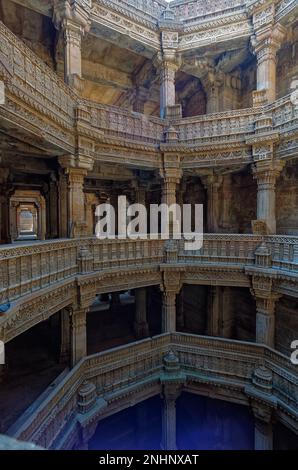 10 20 2007 Vintage Innenansicht von Adalaj Ni Vav a Stepwell oder Rudabai Stepwell. Ist aufwendig geschnitzt und ist fünf Stockwerke tief. Ahmedabad, Gujarat, Indi Stockfoto