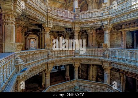 10 20 2007 Vintage Innenansicht von Adalaj Ni Vav a Stepwell oder Rudabai Stepwell. Ist aufwendig geschnitzt und ist fünf Stockwerke tief. Ahmedabad, Gujarat, Indi Stockfoto