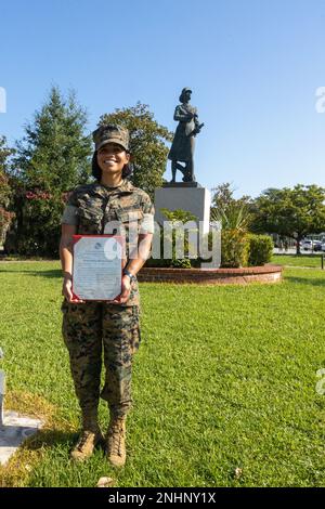 USA Ashley GomesSaldanha, Verwaltungsangestellter des 6. Marine Corps Recruiting District, legt ihren Beförderungsbefehl vor der Molly Marine Statue im Marine Corps Recruit Depot Parris Island, South Carolina, 1. August 2022. Die Beförderung zum Lance Corporal bedeutet eine Verbesserung der Führungsfähigkeiten und mehr Verantwortung als Junior-Marinemann. Stockfoto