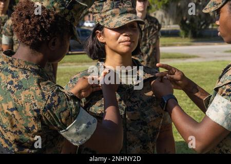 USA Ashley GomesSaldanha, Verwaltungsangestellte des 6. Marine Corps Recruiting District, erhält ihre neue Rangfolge vor der Molly Marine Statue, auf Marine Corps Recruit Depot Parris Island, South Carolina, 1. August 2022. Die Beförderung zum Lance Corporal bedeutet eine Verbesserung der Führungsfähigkeiten und mehr Verantwortung als Junior-Marinemann. Stockfoto