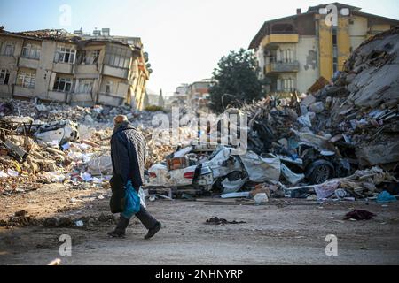 Hatay, Truthahn. 14. Februar 2023. Ein Mann geht an zerstörten Wohnhäusern vorbei, die dem Erdbebenwrack folgten. Die Stadt Hatay ist das am stärksten beschädigte Gebiet aufgrund des schrecklichen Erdbebens im Süden der Türkei. Ein Erdbeben der Stärke 7,7 erschütterte die Türkei und Syrien am 6. Februar und tötete derzeit in beiden Ländern fast 47.000 Menschen. (Kreditbild: © Mehmet Malko/SOPA Images via ZUMA Press Wire) NUR REDAKTIONELLE VERWENDUNG! Nicht für den kommerziellen GEBRAUCH! Stockfoto