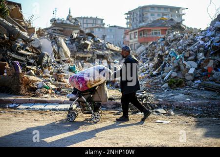 Hatay, Truthahn. 14. Februar 2023. Ein Erdbebenüberlebender kehrt in sein Zelt zurück, nachdem er Hilfe erhalten hat. Die Stadt Hatay ist das am stärksten beschädigte Gebiet aufgrund des schrecklichen Erdbebens im Süden der Türkei. Ein Erdbeben der Stärke 7,7 erschütterte die Türkei und Syrien am 6. Februar und tötete derzeit in beiden Ländern fast 47.000 Menschen. (Kreditbild: © Mehmet Malko/SOPA Images via ZUMA Press Wire) NUR REDAKTIONELLE VERWENDUNG! Nicht für den kommerziellen GEBRAUCH! Stockfoto