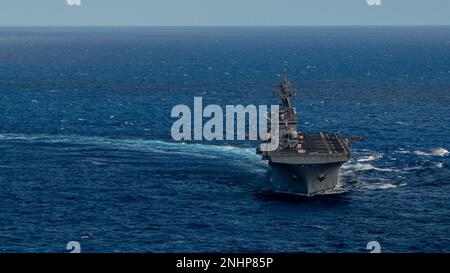 220801-N-YB310-2489 PAZIFISCHER OZEAN (AUG 1, 2022) das amphibische Sturmschiff USS Essex (LHD 2) der Wasp-Klasse durchschifft den Pazifischen Ozean während des Rim of the Pacific (RIMPAC) 2022, August 1. 26 Nationen, 38 Schiffe, drei U-Boote, mehr als 170 Flugzeuge und 25.000 Mitarbeiter nehmen vom 29. Juni bis zum 4. August an RIMPAC in und um die Hawaii-Inseln und Südkalifornien Teil. RIMPAC, die weltweit größte internationale maritime Übung, bietet eine einzigartige Ausbildungsmöglichkeit und fördert und pflegt kooperative Beziehungen zwischen den Teilnehmern, die für die Sicherheit von Sea la von entscheidender Bedeutung sind Stockfoto