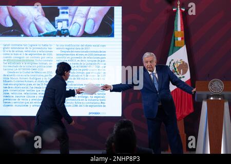 21. Februar 2023. Mexiko-Stadt, Mexiko. Heute hielt der mexikanische Präsident Andrés Manuel López Obrador seine Vormittagskonferenz ab, auf der er unter anderem über den Prozess gegen Genaro García Luna, den ehemaligen Minister für öffentliche Sicherheit zwischen 2006 und 2012, sprach. Am 21. Februar 2023 in Mexiko-Stadt. (Foto: Alex Dalton/Eyepix Group) Stockfoto