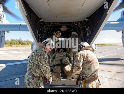 KANEOHE BAY, Hawaii (1. August 2022) USA Navy Hospital Corpsman 1. Klasse Brian Kringle, aus Sacramento, Kalifornien, zugewiesen zu Fleet Surgical Team (FST) 5, nahe links, Royal Australian Navy LT. Edward Finnis, aus Hobart, Tasmanien, Australien, ganz links, USA Leutnant Cory Rogge aus Wilmington, North Carolina, zugewiesen zu FST 5, ganz rechts, und USA Armeekapitän Zane Amrein aus Winnemucca, Nevada, zugewiesen zu 8. Forward Resuscitative Surgical Detachment (FRSD), rechts, transportiert einen simulierten Patienten in die USA Marine Corps MV-22 Osprey, angeschlossen an Marine Medium Tiltrotor Squadron (VMM) Stockfoto
