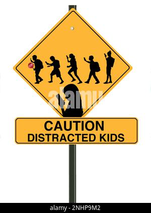 Ein Schild für die Schulüberquerung enthält Silhouetten von Kindern, die Mobiltelefone benutzen, und warnt vor abgelenkten Kindern. Dies ist eine 3-D-Abbildung. Stockfoto