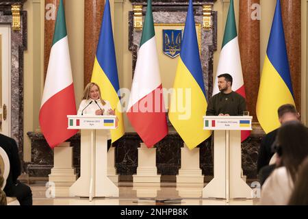 Kiew, Ukraine. 21. Februar 2023. Der italienische Premierminister Giorgia Meloni trifft am 21. Februar 2023 in Kiew, Ukraine, den ukrainischen Präsidenten Wolodymyr Zelenskyy. Ministerpräsidentin Giorgia Meloni sagte, dass sie die Ukraine bereiste, um die Unterstützung der Regierung für Kiew nach der russischen Invasion zu bekräftigen und aus erster Hand zu sehen, welche Hilfe das ukrainische Volk braucht. Foto von (EV)/ABACAPRESS.COM Kredit: Abaca Press/Alamy Live News Stockfoto