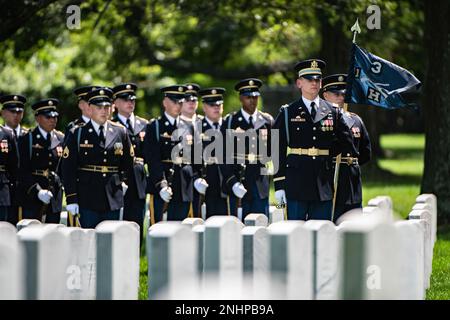 Soldaten aus den 3D USA Infanterie Regiment (die alte Garde), die 3D USA Infanterieregiment Caisson Platoon und die USA Army Band, ‚Pershing’s own‘, führt militärische Bestattungsveranstaltungen mit Begräbniseskorte für die USA durch Army 1. LT. Myles W. Esmay in Sektion 36 des Nationalfriedhofs Arlington, Arlington, Virginia, 1. August 2022. Esmay wurde am 7. Juni 1944 während der Belagerung von Myitkyina, Birma im Zweiten Weltkrieg getötet Pressemitteilung der Defense POW/MIA Accounting Agency (DPAA): Im Frühjahr und Sommer 1944 war Esmay, ein Infanterieingenieur, Mitglied der Firma B, 236. Stockfoto