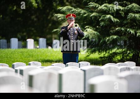 Soldaten aus den 3D USA Infanterie Regiment (die alte Garde), die 3D USA Infanterieregiment Caisson Platoon und die USA Army Band, ‚Pershing’s own‘, führt militärische Bestattungsveranstaltungen mit Begräbniseskorte für die USA durch Army 1. LT. Myles W. Esmay in Sektion 36 des Nationalfriedhofs Arlington, Arlington, Virginia, 1. August 2022. Esmay wurde am 7. Juni 1944 während der Belagerung von Myitkyina, Birma im Zweiten Weltkrieg getötet Pressemitteilung der Defense POW/MIA Accounting Agency (DPAA): Im Frühjahr und Sommer 1944 war Esmay, ein Infanterieingenieur, Mitglied der Firma B, 236. Stockfoto