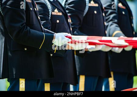 Soldaten aus den 3D USA Infanterie Regiment (die alte Garde), die 3D USA Infanterieregiment Caisson Platoon und die USA Army Band, ‚Pershing’s own‘, führt militärische Bestattungsveranstaltungen mit Begräbniseskorte für die USA durch Army 1. LT. Myles W. Esmay in Sektion 36 des Nationalfriedhofs Arlington, Arlington, Virginia, 1. August 2022. Esmay wurde am 7. Juni 1944 während der Belagerung von Myitkyina, Birma im Zweiten Weltkrieg getötet Pressemitteilung der Defense POW/MIA Accounting Agency (DPAA): Im Frühjahr und Sommer 1944 war Esmay, ein Infanterieingenieur, Mitglied der Firma B, 236. Stockfoto