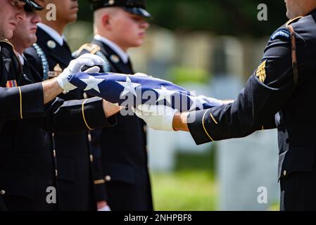 Soldaten aus den 3D USA Infanterie Regiment (die alte Garde), die 3D USA Infanterieregiment Caisson Platoon und die USA Army Band, ‚Pershing’s own‘, führt militärische Bestattungsveranstaltungen mit Begräbniseskorte für die USA durch Army 1. LT. Myles W. Esmay in Sektion 36 des Nationalfriedhofs Arlington, Arlington, Virginia, 1. August 2022. Esmay wurde am 7. Juni 1944 während der Belagerung von Myitkyina, Birma im Zweiten Weltkrieg getötet Pressemitteilung der Defense POW/MIA Accounting Agency (DPAA): Im Frühjahr und Sommer 1944 war Esmay, ein Infanterieingenieur, Mitglied der Firma B, 236. Stockfoto