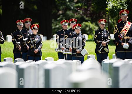 Soldaten aus den 3D USA Infanterie Regiment (die alte Garde), die 3D USA Infanterieregiment Caisson Platoon und die USA Army Band, ‚Pershing’s own‘, führt militärische Bestattungsveranstaltungen mit Begräbniseskorte für die USA durch Army 1. LT. Myles W. Esmay in Sektion 36 des Nationalfriedhofs Arlington, Arlington, Virginia, 1. August 2022. Esmay wurde am 7. Juni 1944 während der Belagerung von Myitkyina, Birma im Zweiten Weltkrieg getötet Pressemitteilung der Defense POW/MIA Accounting Agency (DPAA): Im Frühjahr und Sommer 1944 war Esmay, ein Infanterieingenieur, Mitglied der Firma B, 236. Stockfoto