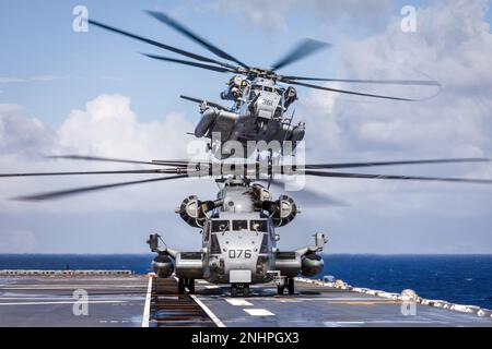 PAZIFIK (1. August 2022) Ein US Marine Corps CH-53E Super-Hengst startet vom Flugdeck der Royal Australian Navy Canberra-Klasse Landing Helikopter Dock HMAS Canberra (L02) als Teil eines Luftangriffs-Amphibienrades während Rim of the Pacific (RIMPAC) 2022. Von Juni 29 bis August 4 nehmen an der RIMPAC 25.000 Nationen, 38 Schiffe, drei U-Boote, mehr als 170 Flugzeuge und Mitarbeiter auf und um die hawaiianischen Inseln und Südkalifornien Teil. RIMPAC ist die weltweit größte internationale Seefahrt-Übung und bietet eine einzigartige Ausbildungsmöglichkeit bei der Förderung von und Stockfoto