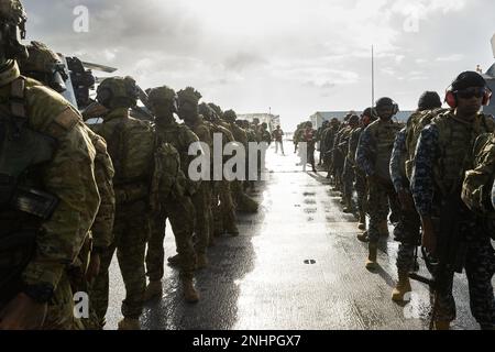 PAZIFIK (1. August 2022) im Flugdeck der Royal Australian Navy Canberra-Class-Landehubschrauber-Anlegestelle HMAS Canberra (L02) bilden sich Mitarbeiter der australischen Armee, Fallschirmjäger der malaysischen Armee und des Sri Lanka Marine Corps, um sich auf einen Amphibienangriff während des Rim of the Pacific (RIMPAC) 2022 vorzubereiten. Von Juni 29 bis August 4 nehmen an der RIMPAC 25.000 Nationen, 38 Schiffe, drei U-Boote, mehr als 170 Flugzeuge und Mitarbeiter auf und um die hawaiianischen Inseln und Südkalifornien Teil. RIMPAC ist die weltweit größte internationale Seefahrt-Übungen und bietet eine Uniq Stockfoto