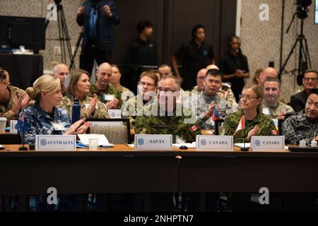 Chief Warrant Officer der kanadischen Luftwaffe John Hall (Mitte links) und Master Warrant Officer Sonia Darveau (Mitte rechts) nehmen am 1. August 2022 als wichtige Verbündete in mehreren USA am Senior Enlisted Leader International Summit 2022 in Washington DC Teil Hauptkommandos der Luftwaffe. Chefmeister der Air Force Joanne S. Bass richtete SELIS aus, um unsere engen, dauerhaften Beziehungen zu Verbündeten und Partnern hervorzuheben, die uns zum Erfolg verhelfen und uns von unseren Wettbewerbern abheben. Stockfoto