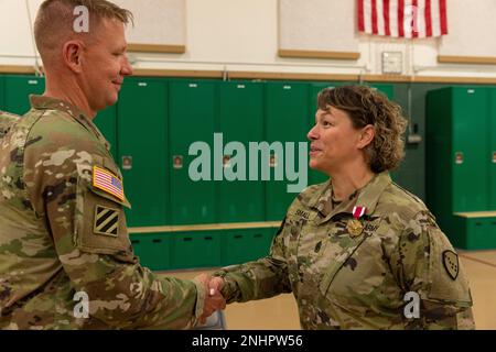 Oberst Thomas Elmore überreicht Oberst der Nationalgarde von Alaska eine verdienstvolle Dienstmedaille an Kommandodienstleiter Major Julie Small während einer Zeremonie zum Verantwortungswechsel im Alcantra Armory in Wasilla, Alaska, am 1. August 2022. Geringfügig von der Verantwortung abgetreten, als Senior Commandement Major Ryan Weimer der 297. Regional Support Group. (Alaska National Guard Foto von Victoria Granado) Stockfoto