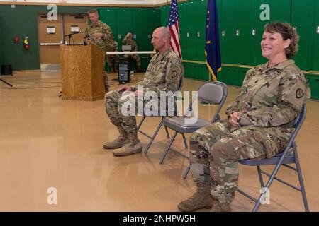 Oberst Thomas Elmore, Nationalgarde der Alaska, hält seine Ausführungen während einer Zeremonie zum Verantwortungswechsel im Alcantra Armory in Wasilla, Alaska, 1. August 2022. Oberstleutnant Julie Small gab die Verantwortung als Oberbefehlshaber des Kommandoführers Oberstleutnant Ryan Weimer der 297. Regionalen Unterstützungsgruppe auf. (Alaska National Guard Foto von Victoria Granado) Stockfoto