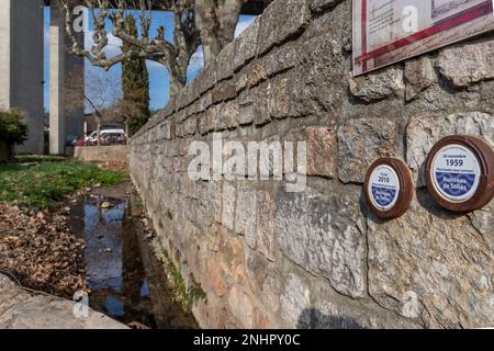 Plaketten erinnern an die Rekordhöhe des Solies-Baches, der im Winter nach einem 31-tägigen Zeitraum ohne Regen im Departement Var im Dorf Le Luc en Provence, Frankreich, am 21. Februar 2023 trocknet. Frankreich hat seine Rekordtrockenperiode von 31 Tagen ohne nennenswerte Regenfälle erreicht, sagte der Wetterdienst des Landes am Dienstag, inmitten der Sorgen über die Wasserreserven in Teilen Europas, die nach der schweren Dürre des letzten Jahres immer noch anwachsen. Da seit Januar 21 im ganzen Land weniger als ein Millimeter pro Tag Niederschlag zu verzeichnen ist, hat meteo France, der Wetterdienst, die Ausdrucksweise für Niederschläge als gleichwertig bezeichnet Stockfoto