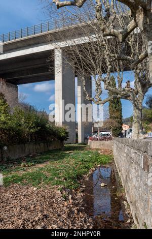 Der Solies-Strom trocknet im Winter nach einem Zeitraum von 31 Tagen ohne Regen im Departement Var im Dorf Le Luc en Provence, Frankreich, am 21. Februar 2023 aus. Frankreich hat seine Rekordtrockenperiode von 31 Tagen ohne nennenswerte Regenfälle erreicht, sagte der Wetterdienst des Landes am Dienstag, inmitten der Sorgen über die Wasserreserven in Teilen Europas, die nach der schweren Dürre des letzten Jahres immer noch anwachsen. Da seit Januar 21 im ganzen Land weniger als ein Millimeter pro Tag Niederschlag verzeichnet wurde, entspricht der Wetterdienst Meteo France dem im Frühjahr 2020 verzeichneten Rekord, dass keine Niederschläge vorhanden sind. Foto: Laurent Co Stockfoto