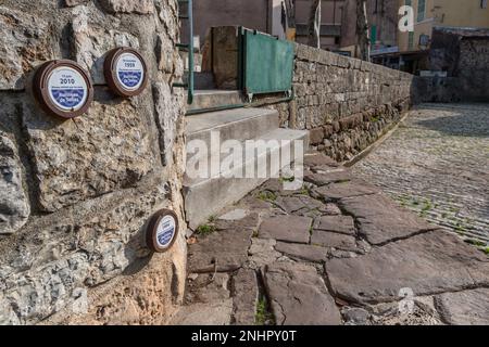 Plaketten erinnern an die Rekordhöhe des Solies-Baches, der im Winter nach einem 31-tägigen Zeitraum ohne Regen im Departement Var im Dorf Le Luc en Provence, Frankreich, am 21. Februar 2023 trocknet. Frankreich hat seine Rekordtrockenperiode von 31 Tagen ohne nennenswerte Regenfälle erreicht, sagte der Wetterdienst des Landes am Dienstag, inmitten der Sorgen über die Wasserreserven in Teilen Europas, die nach der schweren Dürre des letzten Jahres immer noch anwachsen. Da seit Januar 21 im ganzen Land weniger als ein Millimeter pro Tag Niederschlag zu verzeichnen ist, hat meteo France, der Wetterdienst, die Ausdrucksweise für Niederschläge als gleichwertig bezeichnet Stockfoto