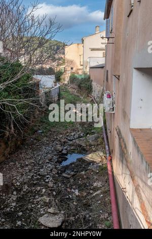 Der Solies-Strom trocknet im Winter nach einem Zeitraum von 31 Tagen ohne Regen im Departement Var im Dorf Le Luc en Provence, Frankreich, am 21. Februar 2023 aus. Frankreich hat seine Rekordtrockenperiode von 31 Tagen ohne nennenswerte Regenfälle erreicht, sagte der Wetterdienst des Landes am Dienstag, inmitten der Sorgen über die Wasserreserven in Teilen Europas, die nach der schweren Dürre des letzten Jahres immer noch anwachsen. Da seit Januar 21 im ganzen Land weniger als ein Millimeter pro Tag Niederschlag verzeichnet wurde, entspricht der Wetterdienst Meteo France dem im Frühjahr 2020 verzeichneten Rekord, dass keine Niederschläge vorhanden sind. Foto: Laurent Co Stockfoto