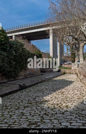 Der Solies-Strom trocknet im Winter nach einem Zeitraum von 31 Tagen ohne Regen im Departement Var im Dorf Le Luc en Provence, Frankreich, am 21. Februar 2023 aus. Frankreich hat seine Rekordtrockenperiode von 31 Tagen ohne nennenswerte Regenfälle erreicht, sagte der Wetterdienst des Landes am Dienstag, inmitten der Sorgen über die Wasserreserven in Teilen Europas, die nach der schweren Dürre des letzten Jahres immer noch anwachsen. Da seit Januar 21 im ganzen Land weniger als ein Millimeter pro Tag Niederschlag verzeichnet wurde, entspricht der Wetterdienst Meteo France dem im Frühjahr 2020 verzeichneten Rekord, dass keine Niederschläge vorhanden sind. Foto: Laurent Co Stockfoto