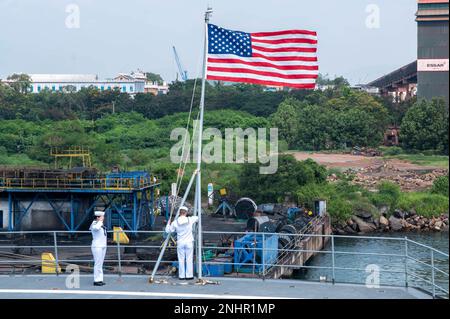 VISAKHAPATNAM, Indien (1. August 2022) – Matrosen, die dem Emory S. Land-Class-U-Boot-Tender USS Frank Cable (AS 40) zugeteilt wurden, erheben den nationalen Fähnrich, während das Schiff am Pier in Visakhapatnam, Indien, anlegt, 1. August 2022. Frank Cable ist derzeit auf Patrouille und führt expeditionäre Wartungs- und Logistikaufgaben im 7. Flottenbereich durch, um einen freien und offenen Indo-Pacific zu unterstützen. Stockfoto